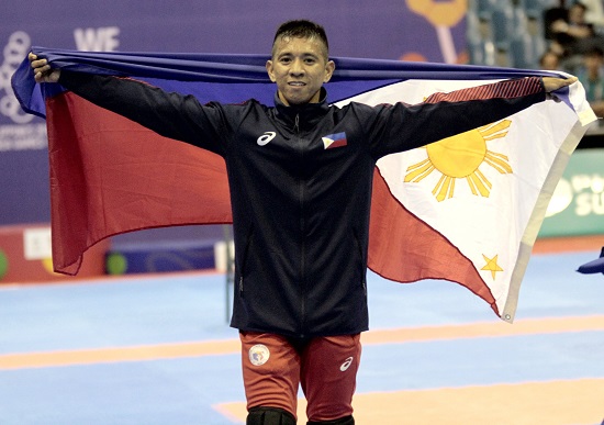 Niño Mark Talledo bags the gold medal at the live stick featherweight against Vietnamese Vu Van Kien. PHOTO BY ROGER RAÑAD