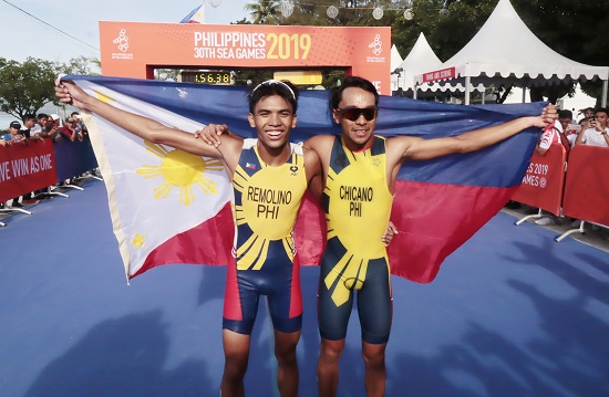 The Philippines' John Leerams Chicano celebrates after winning the gold in the men's triathlon in Subic, Zambales on Sunday. Kim Remolino bagged the silver medal in the same event. PHOTO BY ROGER RAÑADA