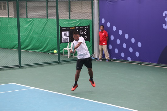 Philippines' Jeson Patrombon loses to Vietnam's Ly Hoang Nam in the semifinal round of the men's tennis event of the 30th Southeast Asian Games at the Rizal Memorial Sports Complex in Manila on December 5, 2019. PHOTO BY ENRIQUE AGCAOILI