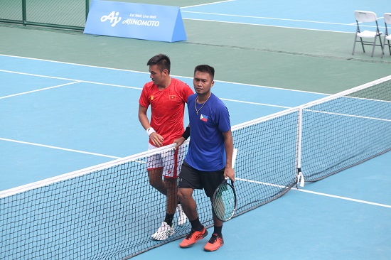 Philippines' Jeson Patrombon loses to Vietnam's Ly Hoang Nam in the semifinal round of the men's tennis event of the 30th Southeast Asian Games at the Rizal Memorial Sports Complex in Manila on December 5, 2019. PHOTO BY ENRIQUE AGCAOILI