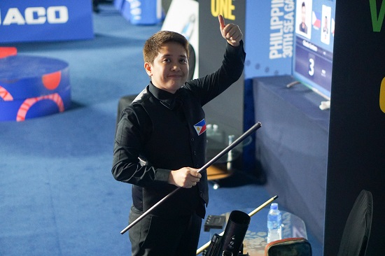 Rubilen Amit plays against Chezka Centeno in the final 9-balls match on Sunday at the Manila Hotel. Amit edged out Centeno to win the gold. PHOTOS BY JOHN ORVEN VERDOTE

