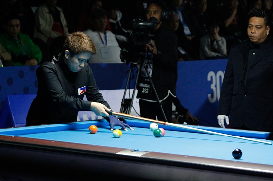 Rubilen Amit plays against Chezka Centeno in the final 9-balls match on Sunday at the Manila Hotel. Amit edged out Centeno to win the gold. PHOTOS BY JOHN ORVEN VERDOTE

