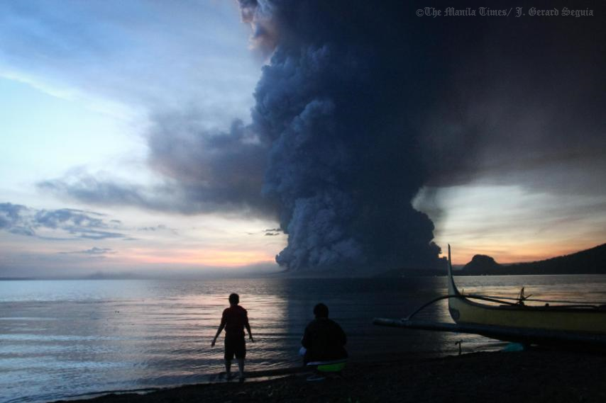 Residents of Balete town in Batangas province watch the eruption of the Taal Volcano on Sunday afternoon. PHOTO By J. GERARD SEGUIA