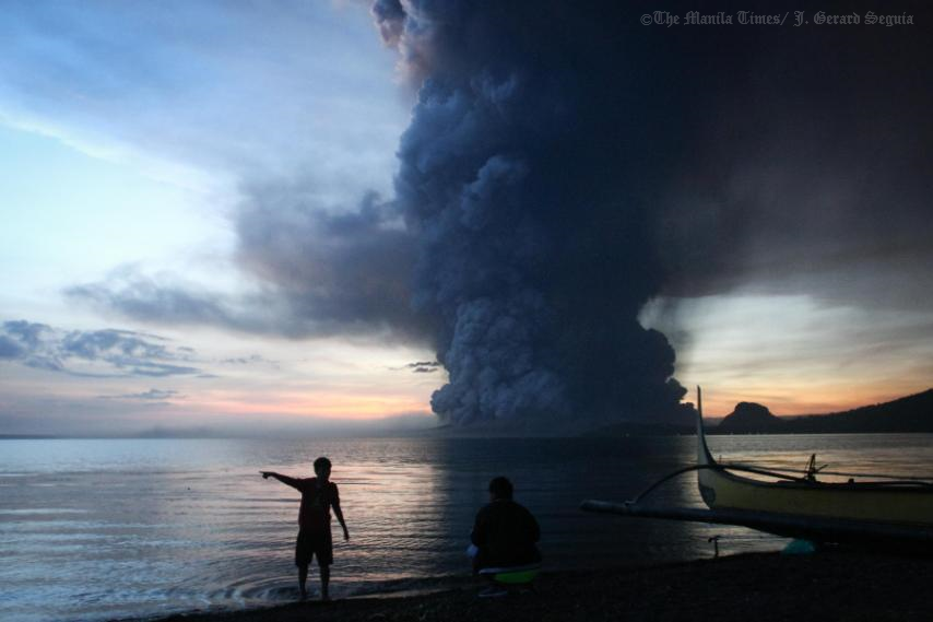 Residents of Balete town in Batangas province watch the eruption of the Taal Volcano on Sunday afternoon. PHOTO By J. GERARD SEGUIA