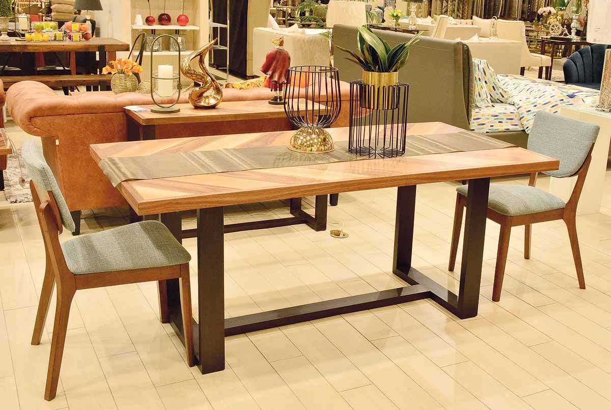 Exude the classic look with
this Forbes dining table set
with chevron pattern in natural
color (made from Malaysian
rubberwood) and padded seats.